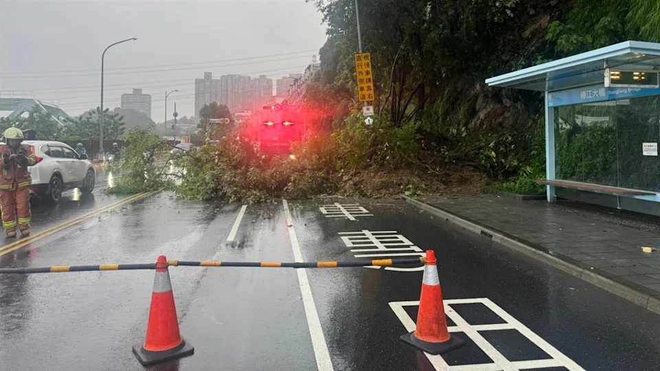 新北市汐止區康寧街 翠峰街交叉路口