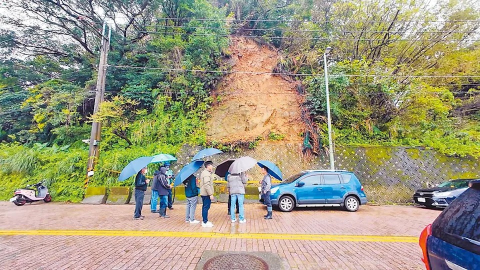 114年03月07日近日基隆連日下大雨，阿根納船廠附近邊坡有零星土石崩落，當地是熱門景點，議員要求市府應盡快完成邊坡整治。