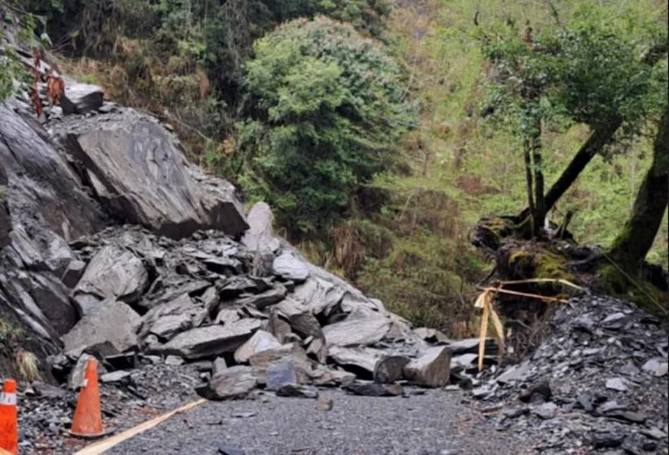 114年03月18日，橫跨尖石和五峰的霞喀羅國家步道21.6公里處，發生土石崩落情形，林保署指出，即日起暫停開放養老登山口至白石吊橋路段，林保署也派人進行搶修。另外，大鹿林道東線5.2公里處，受大豪雨出現坍方落石，目前禁止任何車輛通行，雪管處也通知廠商進場搶修。